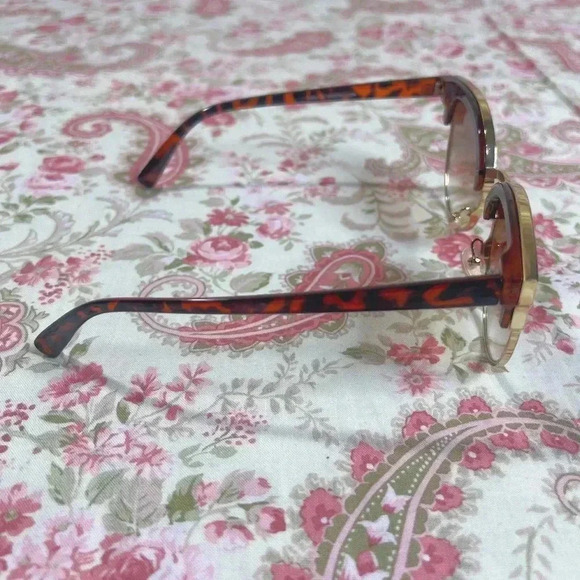 Urban Outfitters Brown Tortoiseshell Cateye Sunglasses Gold Rims - Picture 4 of 7